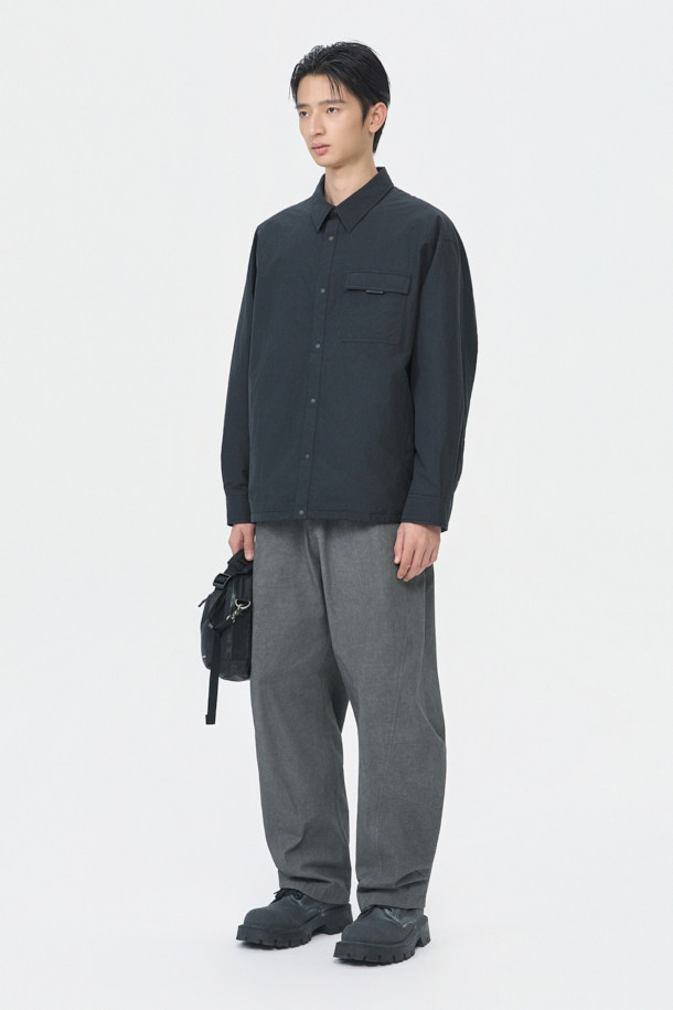 블랙 패딩 아우터 셔츠는 남성용 캐주얼 패딩셔츠입니다. 가을과 겨울에 착용하기 좋으며, 차이나칼라와 긴 소매, 무지 패턴으로 미니멀한 스타일을 연출합니다. 초경량 하스 충전재를 사용하여 보온성을 높였으며, 퀼팅 안감으로 부드러운 착용감을 제공합니다. 밑단 스트링 디테일과 우레탄 라벨 포인트가 특징이며, 핏은 오버핏으로 제작되었습니다. 면과 나일론 혼방 소재로 제작되어 편안함과 내구성을 동시에 갖췄습니다.
