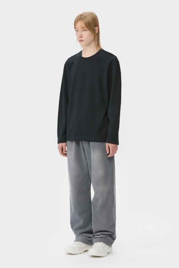 블랙 텍스처 티셔츠는 남성용으로, 미니멀, 클래식, 캐주얼 스타일을 아우르는 베이직한 디자인의 긴소매 티셔츠입니다. 폴리에스테르 소재로 제작되어 사계절 내내 착용 가능하며, 부드러운 촉감이 특징입니다. 레귤러 핏과 라운드넥 디자인으로 편안한 착용감을 선사하며, 자카드 패턴으로 은은한 포인트를 더했습니다. 사이드 라벨 디테일이 돋보이는 이 티셔츠는 일상복으로 활용하기 좋습니다.
