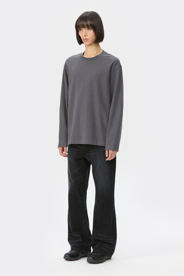 그레이 텍스처 티셔츠는 남성을 위한 베이직 스타일의 긴소매 티셔츠입니다. 봄, 가을에 적합하며, 부드러운 면 소재로 제작되어 편안한 착용감을 선사합니다. 레귤러 핏에 라운드넥 디자인으로, 일상적인 활동에 부담 없이 착용할 수 있습니다. 얇은 두께감과 무지 패턴은 미니멀, 클래식, 캐주얼 등 다양한 스타일에 활용하기 좋습니다. 사이드 라벨 디테일로 깔끔함을 더했습니다.
