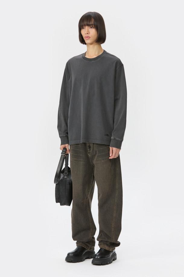 그레이 컬러의 다잉 기법으로 빈티지한 멋을 살린 릴렉스핏 긴소매 티셔츠입니다. 봄, 가을 시즌에 활용하기 좋으며, 부드러운 면 소재로 제작되어 편안한 착용감을 선사합니다. 라운드넥 디자인에 캐주얼, 미니멀, 클래식 스타일을 모두 아우르는 디자인으로, 산책룩과 같은 일상적인 TPO에 적합합니다. 가슴 부분에는 브랜드 로고 자수 디테일이 더해져 은은한 포인트를 줍니다.
