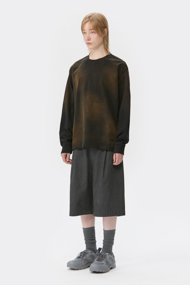 블랙 다잉 티셔츠는 빈티지한 스타일을 연출하는 공용 의류입니다. 사계절 내내 착용 가능하며, 릴렉스 핏으로 편안한 착용감을 선사합니다. 라운드 넥과 긴 소매 디자인으로 제작되었으며, 면 소재 특유의 부드러운 촉감이 특징입니다. 다잉 기법으로 제작되어 개체별 고유한 패턴을 가지며, 하단에는 브랜드 로고 자수가 포인트로 자리 잡고 있습니다. 여행룩, 캐주얼 및 미니멀 스타일을 선호하는 분들께 추천하며, 마감 부분에 미세한 결함이 있을 수 있습니다.
