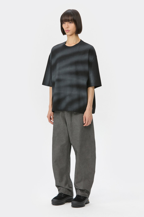 블랙 프린트 반소매 티셔츠는 남성용 상의로, 여름철 캐주얼 스타일을 연출하기에 적합합니다. 부드러운 면 소재로 제작되어 편안한 착용감을 선사하며, 오버핏으로 트렌디한 핏을 제공합니다. 라운드넥 디자인에 프린트 또는 스프레이 무늬가 더해져 개성 있는 스타일을 완성합니다. 휴가룩, 캠핑룩 등 다양한 TPO에 활용 가능하며, 미니멀, 스트리트 스타일을 즐기는 분들께 추천합니다. 손세탁을 권장합니다.
