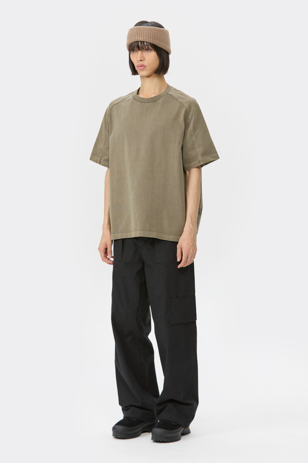 베이지 색상의 가먼트 다잉(Garment Dyed) 기법으로 제작된 남성용 반소매 티셔츠입니다. 부드러운 면 소재로 제작되어 편안한 촉감을 선사하며, 릴랙스 핏으로 활동성을 높였습니다. 라운드넥 디자인과 무지 패턴으로 기본에 충실한 베이직 스타일을 연출합니다. 빈티지한 무드를 더하는 피그먼트 다잉(Pigment Dyed) 처리와 어깨 절개 라인이 특징입니다. 봄, 여름 시즌 일상복으로 캐주얼, 미니멀, 클래식 스타일을 모두 소화할 수 있습니다.
