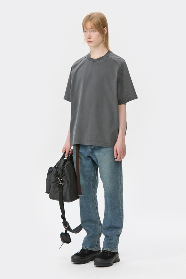 그레이 색상의 가먼트 다잉 하프 슬리브 티셔츠입니다. 빈티지하고 캐주얼한 무드를 연출하며, 봄, 여름에 편안하게 착용하기 좋습니다. 면 소재로 제작되어 부드러운 촉감을 선사하며, 릴랙스 핏으로 편안한 착용감을 제공합니다. 라운드넥 디자인에 어깨 절개 라인 디테일로 포인트를 더했습니다. 산책룩, 집콕룩 등 다양한 TPO에 활용 가능하며, 캐주얼, 미니멀, 클래식 스타일을 즐겨 입는 분들께 추천합니다.
