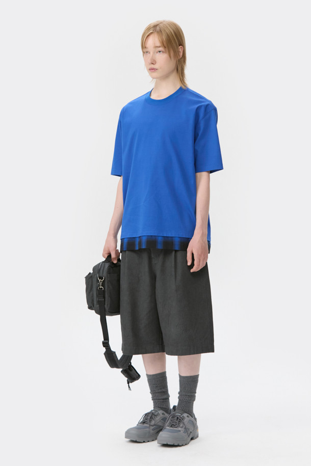 블루 레이어드 하프 슬리브 티셔츠는 부드러운 면 소재로 제작되어 편안한 착용감을 선사합니다. 캐주얼한 스타일로 산책룩, 집콕룩 등 다양한 TPO에 활용하기 좋습니다. 오버핏 디자인과 라운드넥으로 편안함과 스타일리시함을 동시에 잡았습니다. 무지 디자인에 우븐 원단 레이어드를 더해 포인트를 주었으며, 봄, 여름 시즌에 시원하게 착용하기 좋습니다. 미니멀한 스타일을 선호하는 분들에게 추천합니다.
