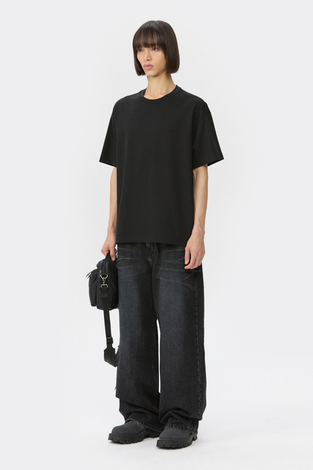 블랙 컬러의 남성용 그래픽 반소매 티셔츠입니다. 봄, 여름 시즌에 적합하며, 스트릿 스타일을 연출하기 좋습니다. 면 소재로 제작되어 부드러운 촉감을 선사하며, 오버핏으로 편안하게 착용할 수 있습니다. 라운드넥 디자인에, 전면에 프린트, 후면에 자수 아트웍이 더해져 개성 있는 스타일을 완성합니다. 캐주얼한 일상복으로 활용하기 좋습니다.
