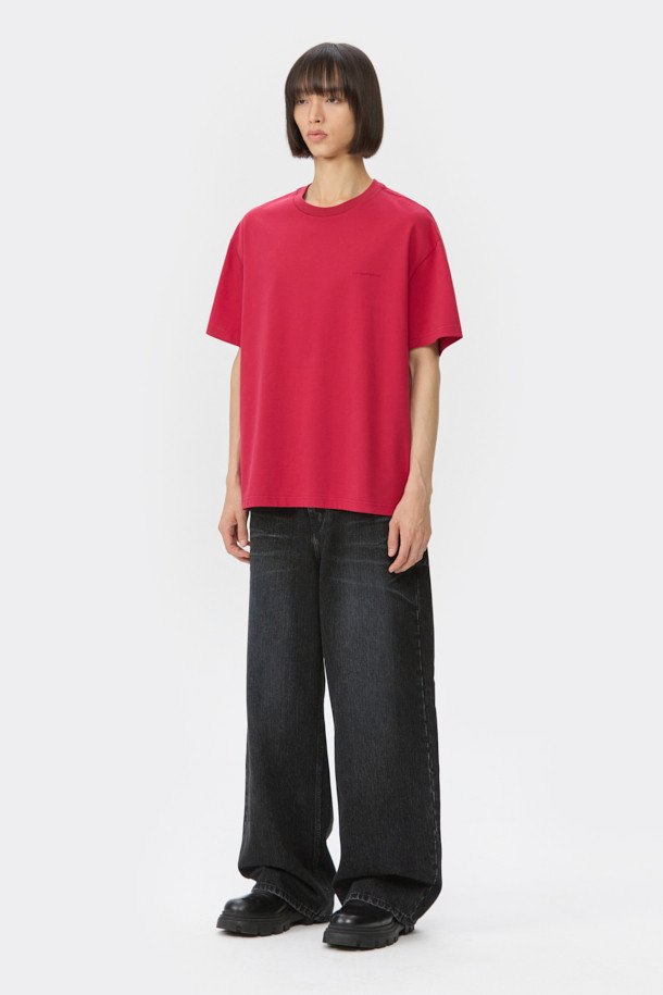 선명한 레드 컬러가 돋보이는 그래픽 반팔 티셔츠입니다. 남녀 모두 착용 가능한 오버핏으로, 봄과 여름 시즌 캐주얼하게 즐기기 좋습니다. 부드러운 면 소재로 제작되어 편안한 착용감을 선사하며, 라운드넥 디자인으로 깔끔한 인상을 줍니다. 전면과 후면에 그래픽 프린트와 자수 디테일이 더해져 개성 있는 스타일을 연출합니다. 산책룩, 봄 소풍룩 등 다양한 TPO에 미니멀, 스트리트 무드를 더해 스타일리시하게 연출해보세요.
