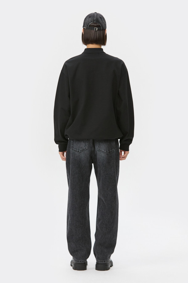 블랙 스웨트 폴로입니다. 부드러운 면 100% 소재로 제작되어 편안한 착용감을 선사합니다. 립 카라 디테일과 긴소매 디자인이 특징이며, 캐주얼하고 미니멀한 스타일을 연출합니다. 밑단 스트링으로 핏 조절이 가능하며, 사이드 포켓이 있어 실용성을 더했습니다. 출근룩이나 산책룩 등 다양한 일상에 활용하기 좋은 오버핏 폴로 스웨트셔츠입니다.
