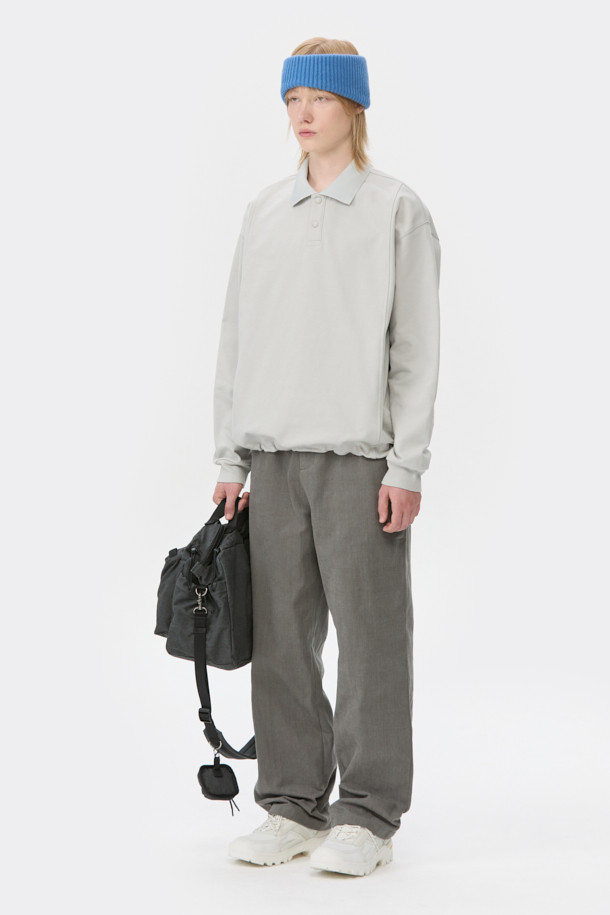 그레이 스웨트 폴로입니다. 부드러운 촉감의 면 100% 소재로 제작되어 편안한 착용감을 선사합니다. 립 카라 디테일과 긴소매 디자인이 특징이며, 오버핏으로 캐주얼하고 베이직한 스타일을 연출합니다. 밑단 스트링으로 핏 조절이 가능하며, 사이드 포켓이 있어 실용성을 더했습니다. 캠핑룩, 산책룩 등 어떤 TPO에도 잘 어울리는 데일리 아이템입니다.
