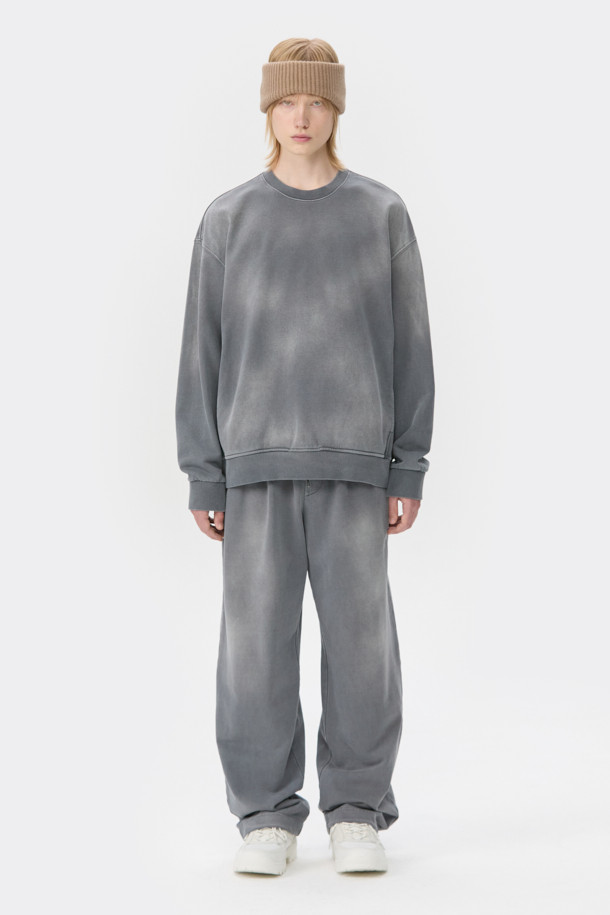 그레이 염색 스웨트셔츠는 캐주얼과 미니멀, 레트로 스타일을 즐기는 분들을 위한 아이템입니다. 릴랙스 핏에 두꺼운 면 소재로 제작되어 탄탄한 촉감을 선사하며, 봄, 가을, 겨울 모두 착용 가능합니다. 빈티지한 무드를 더하는 썰파 다잉과 브러쉬 탈색 기법, 밑단과 소매 시보리, 사이드 포켓 디테일이 특징입니다. 라운드넥 디자인으로 다양한 룩에 매치하기 좋으며, 집콕룩, 산책룩, 캠핑룩 등 편안한 TPO에 활용하기 좋습니다.
