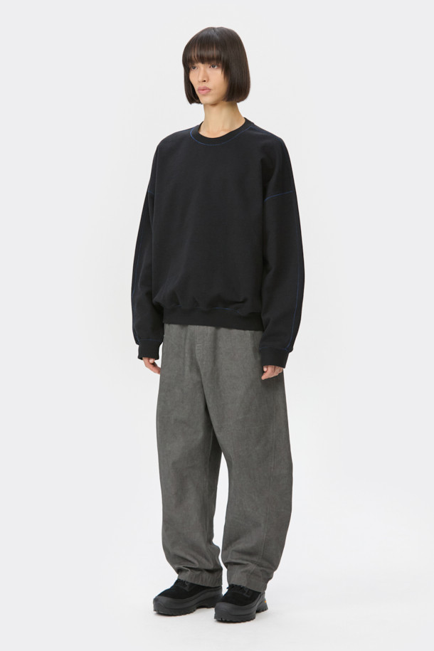 블랙 투톤 스웨트셔츠는 가을, 겨울 시즌에 어울리는 베이직 스타일의 상의입니다. 면 소재의 탄탄한 촉감과 오버핏으로 편안한 착용감을 선사하며, 라운드넥과 긴 소매 디자인으로 제작되었습니다. 집콕룩, 캠핑룩 등 다양한 TPO에 활용 가능하며, 캐주얼, 미니멀, 클래식 스타일을 연출하기 좋습니다. 시보리 디테일과 이중직 원단으로 제작되어 퀄리티를 높였습니다.
