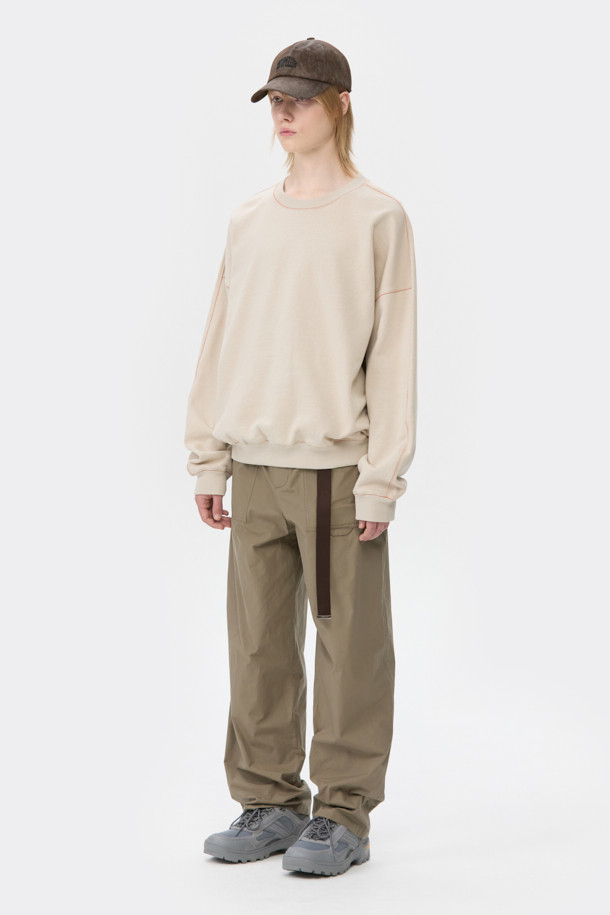 베이지 투톤 스웨트셔츠는 캐주얼하고 베이직한 스타일을 연출하기에 좋은 아이템입니다. 넉넉한 오버핏으로 편안한 착용감을 선사하며, 봄, 가을, 겨울 세 계절 모두 활용 가능합니다. 면 100% 소재로 제작되어 부드러운 촉감과 탄탄한 내구성을 자랑하며, 밑단과 소매 시보리 처리로 활동성을 더했습니다. 라운드넥 디자인에 무지 패턴, 절개 부분의 투톤 배색이 은은한 포인트를 줍니다. 캠핑룩, 산책룩 등 다양한 TPO에 미니멀하고 클래식한 스타일을 더해보세요.
