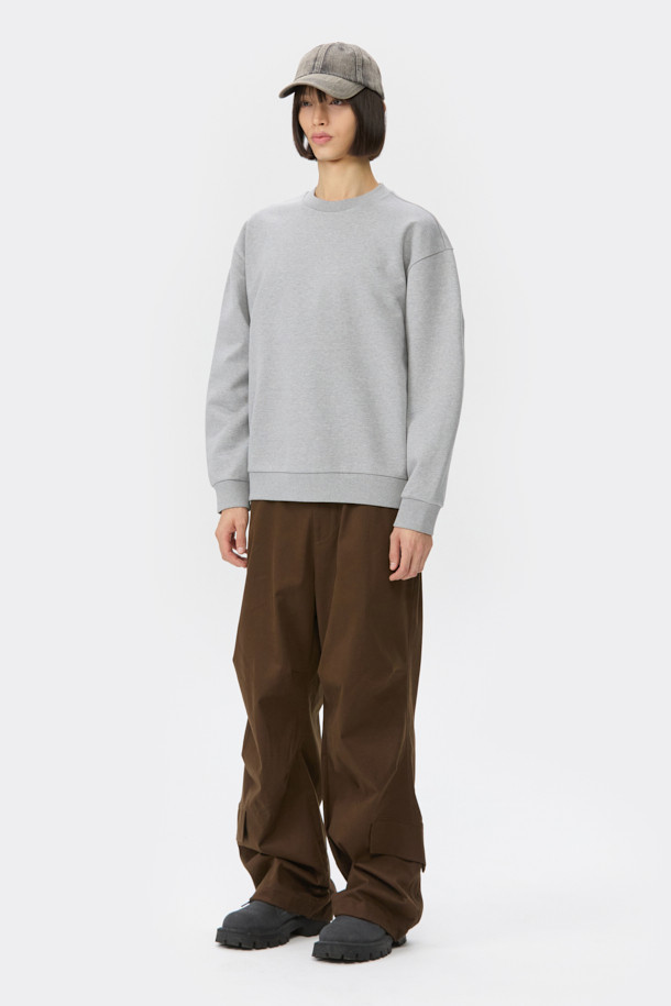 그레이 그래픽 스웨트셔츠는 남성을 위한 캐주얼 스타일의 상의입니다. 가을, 겨울 시즌에 어울리는 두꺼운 두께감의 면 소재로 제작되었으며, 릴랙스 핏으로 편안한 착용감을 선사합니다. 라운드넥 디자인에 그래픽과 자수 무늬가 돋보이며, 시보리 디테일이 더해져 완성도를 높였습니다. 캠핑룩이나 집콕룩, 미니멀, 시티보이 스타일을 즐기는 분들께 추천하는 아이템입니다. 긴 소매 기장으로 간절기부터 한겨울까지 따뜻하게 입을 수 있습니다.
