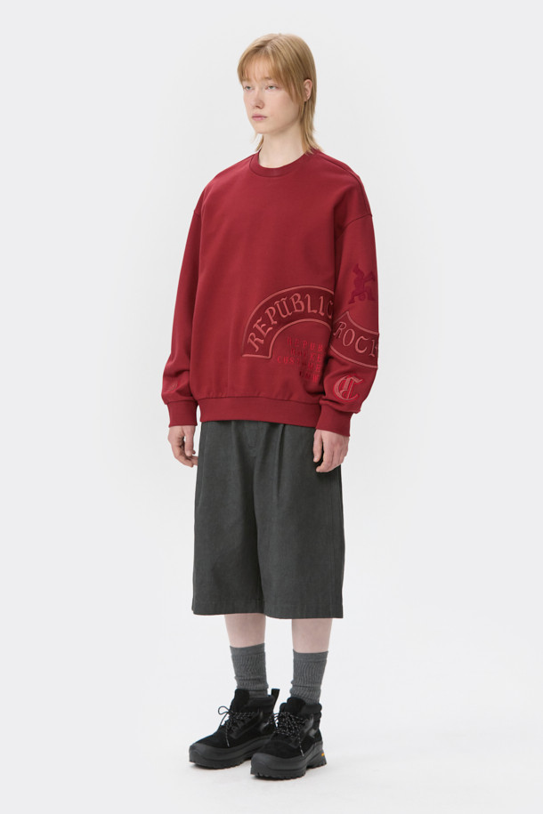 선명한 레드 컬러가 돋보이는 그래픽 스웨트셔츠입니다. 남녀 모두 착용 가능한 릴랙스 핏으로, 캐주얼 및 스포티 스타일을 연출하기 좋습니다. 두꺼운 면 소재로 제작되어 가을, 겨울 시즌에 따뜻하게 입을 수 있으며, 탄탄한 촉감이 특징입니다. 라운드넥 디자인에 긴 소매 기장으로 편안함을 더했으며, 시보리 및 자수 디테일이 포인트를 더합니다. 캠핑룩, 집콕룩 등 다양한 TPO에 활용 가능하며, 미니멀한 스타일 연출에도 용이합니다.
