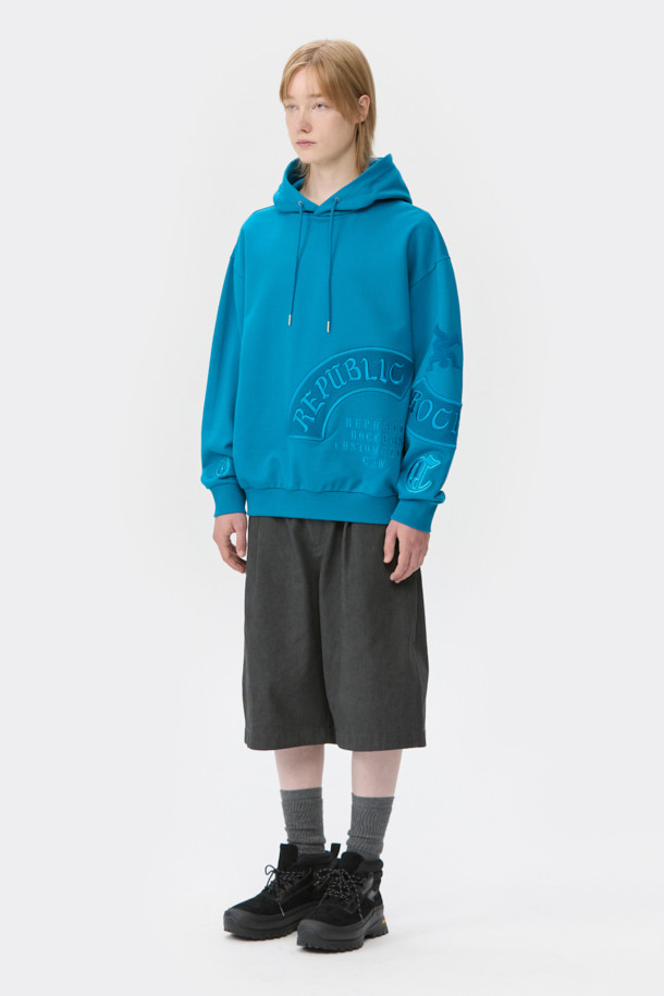 블루 그래픽 후디는 남녀 공용으로, 봄, 가을, 겨울 모두 활용 가능한 두꺼운 두께감의 후드티입니다. 캐주얼 및 스포티한 스타일 연출에 용이하며, 오버핏으로 편안한 착용감을 선사합니다. 면 소재로 제작되었으며, 후드 스트링, 밑단 및 소매 시보리 처리, 그리고 자수 디테일이 특징입니다. 로고 및 그래픽 패턴이 돋보이며, 긴 소매 기장으로 디자인되었습니다.
