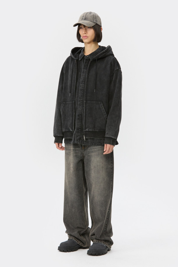 블랙 다잉 집업 후디는 빈티지하고 캐주얼한 스타일의 남녀 공용 후드집업입니다. 봄, 가을, 겨울 세 계절 모두 활용 가능하며, 릴랙스 핏으로 편안한 착용감을 선사합니다. 두꺼운 면 소재에 탄탄한 촉감을 더해, 캠핑룩이나 집콕룩 등 다양한 TPO에 적합합니다. 무지 디자인과 블랙 컬러는 미니멀, 스트리트 등 어떤 스타일에도 쉽게 매치할 수 있으며, 다잉 워싱 기법으로 은은한 빈티지 무드를 연출합니다. 사이드 포켓, 밑단 및 소매 시보리 디테일이 실용성을 더합니다.
