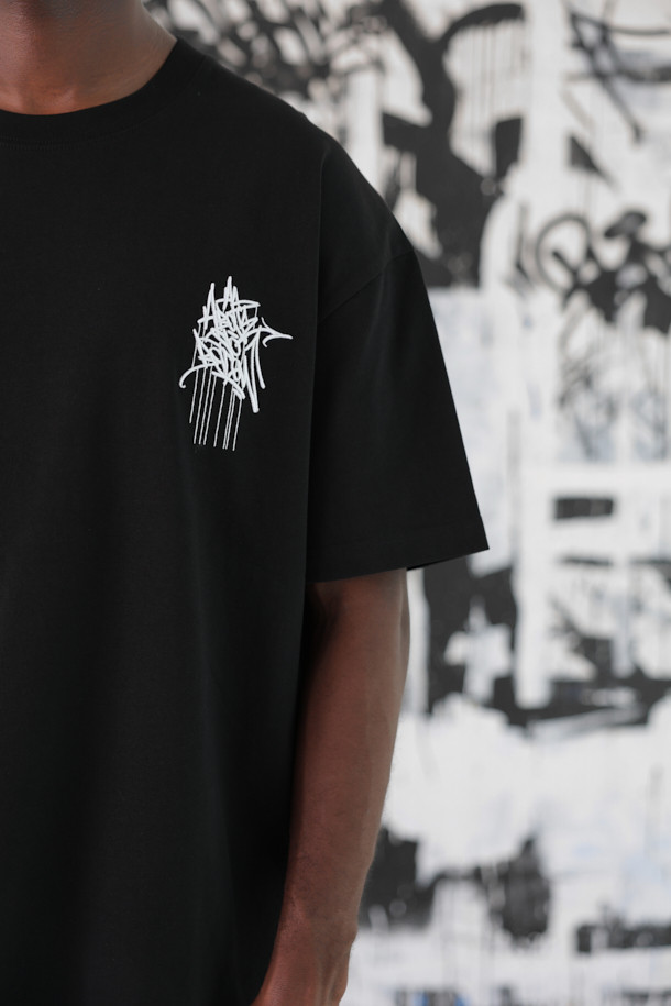 [비스코 스미스] 블랙 그래픽 반팔 티셔츠는 스트릿과 캐주얼 스타일을 즐기는 당신을 위한 아이템입니다. 부드러운 면 소재로 제작되어 편안한 착용감을 선사하며, 봄, 여름 시즌에 적합합니다. BISCO SMITH 작가의 'AsAbove' 작품 모티브를 그래픽 자수와 함께 전면에 담아 유니크한 디자인을 완성했습니다. 뒷넥에는 작가 시그니처 프린팅을 더해 소장 가치를 높였습니다. 릴랙스 핏과 라운드넥 디자인으로 어떤 스타일에도 자연스럽게 어울립니다.
