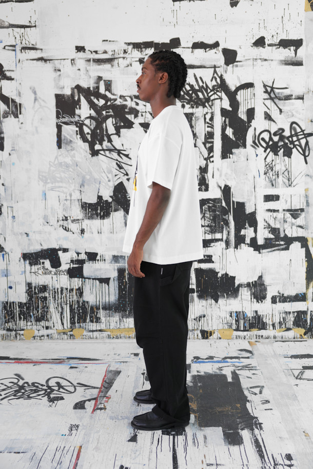 [BISCO SMITH] 화이트 그래픽 하프 슬리브 티셔츠는 BISCO SMITH 작가의 'ForeverForward' 작품을 모티브로 한 제품입니다. 부드러운 면 소재로 제작되어 편안한 착용감을 선사하며, 릴랙스 핏으로 여유로운 실루엣을 연출합니다. 전면에는 그래픽 프린트와 자수 디테일이 돋보이며, 뒷넥 부분에는 작가 시그니처 프린팅으로 포인트를 더했습니다. 캐주얼, 스트리트, 미니멀 스타일을 즐겨 입는 분들에게 적합하며, 동네 마실룩이나 여행룩으로 활용하기 좋습니다. 화이트, 블랙, 옐로우 세 가지 색상으로 만나보세요.
