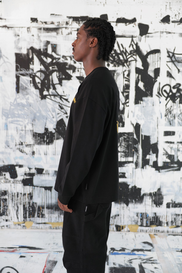 비스코 스미스 블랙 그래픽 티셔츠는 BISCO SMITH 작가의 'ForeverForward' 작품 모티브를 담아낸 긴소매 티셔츠입니다. 전면에 작가 시그니처 프린트, 후면에는 감각적인 프린트와 자수 디테일이 더해져 소장 가치를 높였습니다. 부드러운 면 소재로 제작되어 편안한 착용감을 선사하며, 릴렉스 핏으로 여유로운 실루엣을 연출합니다. 캐주얼, 스트리트, 미니멀 스타일을 즐기는 분들께 추천하며, 봄, 가을 간절기에 동네 마실룩이나 가을 나들이룩으로 활용하기 좋습니다. 라운드넥 디자인과 레귤러 기장으로 어떤 스타일에도 쉽게 매치할 수 있습니다.
