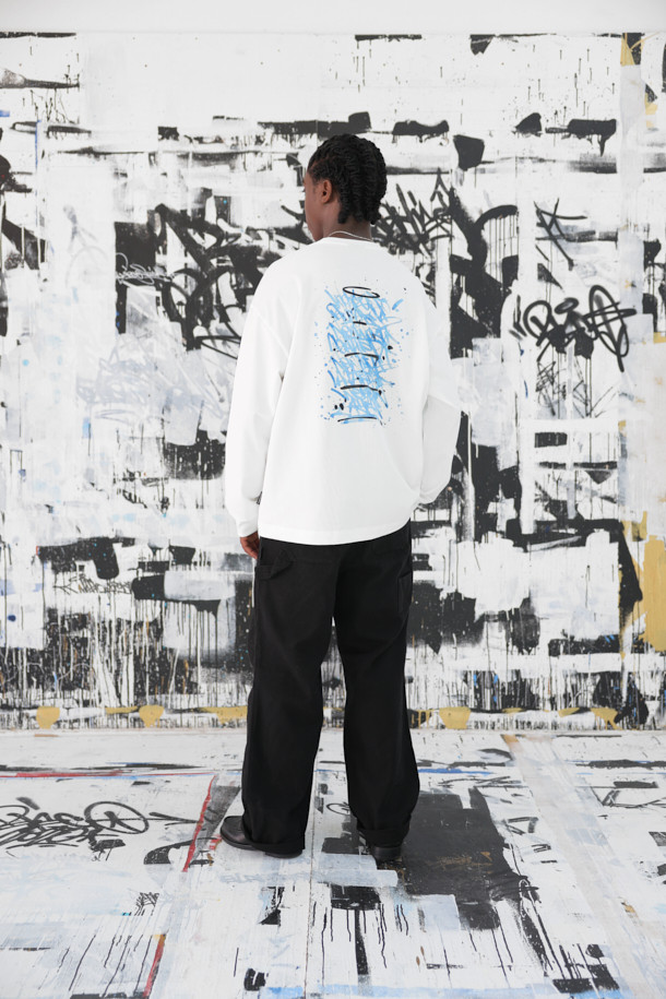 [비스코 스미스] 화이트 그래픽 티셔츠는 [BISCO SMITH] 작가의 'BlueSkies' 작품을 모티브로 한 제품입니다. 전면에는 작가 시그니처 프린트가, 후면에는 그래픽 프린트가 돋보이는 디자인입니다. 부드러운 면 소재로 제작되어 편안한 착용감을 선사하며, 릴랙스 핏으로 제작되어 캐주얼, 스트릿 스타일을 연출하기 좋습니다. 봄, 여름, 가을 시즌에 데이트룩, 동네 마실룩 등 다양한 상황에 활용하기 좋은 긴소매 라운드넥 티셔츠입니다. 얇은 두께감으로 가볍게 착용할 수 있습니다.
