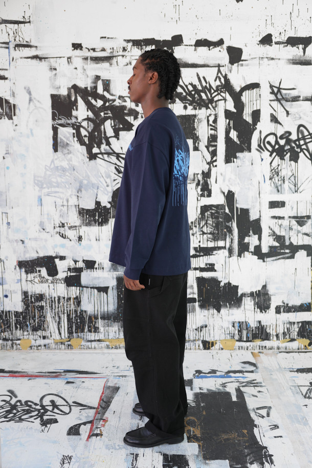 [BISCO SMITH] 네이비 그래픽 티셔츠는 스트릿 스타일을 강조하는 남녀 공용 티셔츠입니다. 면 소재로 제작되어 부드러운 촉감을 선사하며, 봄, 가을에 입기 좋습니다. 릴랙스 핏과 라운드넥 디자인으로 편안한 착용감을 제공하며, 긴소매 기장입니다. 전면의 작가 시그니처 프린트와 후면 프린트, 자수 디테일이 돋보이며, BISCO SMITH 작가의 'CloudControl' 작품 모티브를 담아 소장 가치를 높였습니다.
