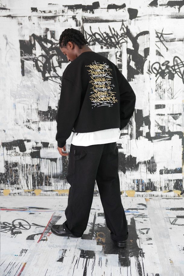 [비스코 스미스] 블랙 그래픽 스웨트셔츠는 BISCO SMITH 작가의 'HoldTheGround' 작품 모티브를 담아낸 스트릿 스타일의 스웻셔츠입니다. 전면에는 작가의 시그니처 프린트가, 후면에는 프린트와 자수 디테일이 더해져 소장 가치를 높였습니다. 릴랙스 핏으로 편안한 착용감을 선사하며, 가을과 겨울철 데일리룩, 동네 마실룩, 여행룩 등 다양한 TPO에 활용하기 좋습니다. 면 소재로 제작되어 탄탄한 촉감을 느낄 수 있으며, 캐주얼, 시티보이 스타일을 즐겨 입는 분들께 추천합니다. 긴 소매 기장으로 보온성을 높였습니다.
