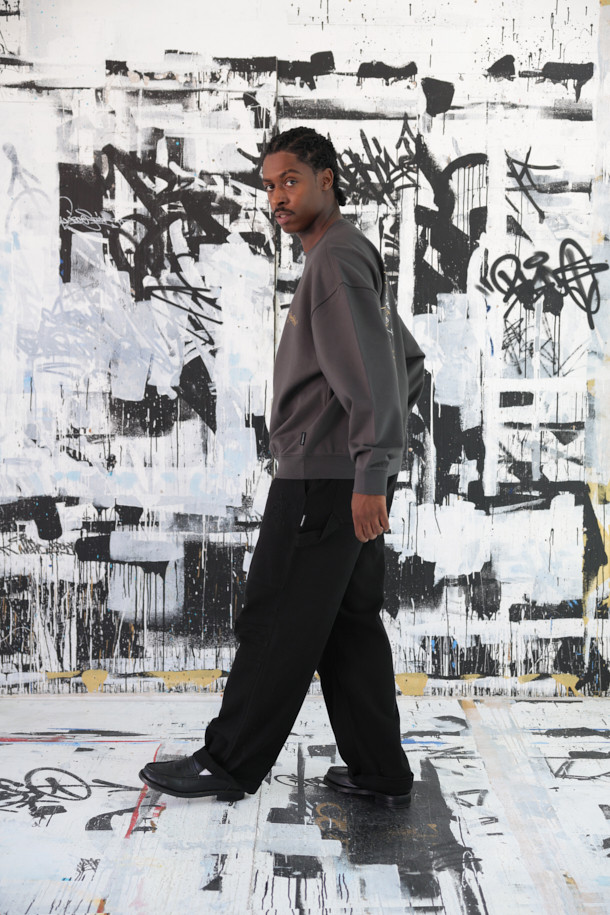 [비스코 스미스] 그레이 그래픽 스웨트셔츠는 BISCO SMITH 작가의 'HoldTheGround' 작품을 모티브로 한 유니크한 디자인이 돋보이는 제품입니다. 전면에는 작가의 시그니처 프린트가, 후면에는 프린트와 자수 디테일이 더해져 소장 가치를 높였습니다. 릴랙스 핏과 두꺼운 면 소재로 제작되어 가을, 겨울철 데일리룩과 동네 마실룩에 적합하며, 캐주얼, 스트리트, 미니멀 스타일을 즐겨 입는 분들께 추천합니다. 라운드넥과 긴소매 디자인으로 편안한 착용감을 제공하며, 그레이 컬러는 어떤 룩에도 쉽게 매치할 수 있어 활용도가 높습니다.
