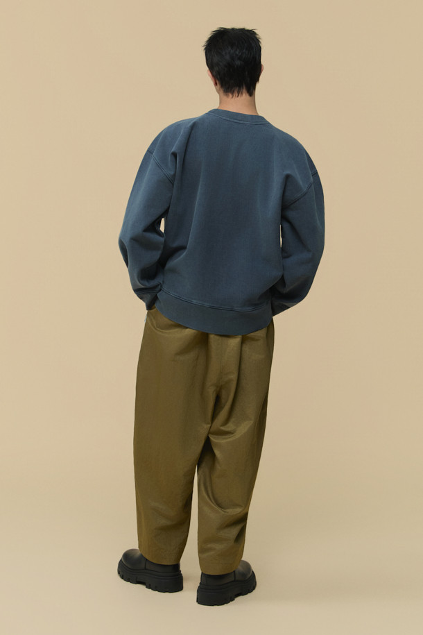 HED MAYNER(헤드 메이너) Grey Dyed 스웻셔츠는 미니멀하고 베이직한 스타일의 오버핏 상의입니다. 두꺼운 면과 아크릴 혼방 소재로 제작되어 뻣뻣한 촉감을 주며, 봄, 가을, 겨울 계절에 착용하기 좋습니다. 무지 디자인에 어깨 봉제선이 없고, 피그먼트 다잉 처리로 은은한 그레이 컬러를 연출합니다. 긴 소매, 라운드넥, 그리고 시보리 디테일과 사이드 포인트 라벨이 특징이며, 집콕룩이나 산책룩은 물론 캐주얼, 클래식 스타일로도 활용 가능합니다.
