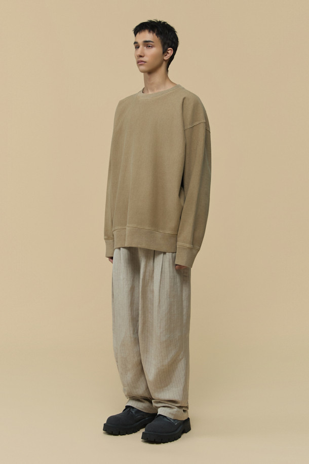 [HED MAYNER] 베이지 다잉 스웻셔츠는 미니멀하고 베이직한 스타일을 추구하는 남성들을 위한 제품입니다. 뻣뻣한 촉감의 두꺼운 면, 아크릴 혼방 소재로 제작되어 봄, 가을, 겨울 모두 착용 가능하며 오버핏 실루엣을 연출합니다. 피그먼트 다잉 처리로 빈티지한 멋을 더했고, 어깨선이 없는 디자인과 가로 결 방향 원단, 밑단 및 소매 시보리가 특징입니다. 라운드넥에 긴 소매 기장으로, 일상에서 편안하게 스타일리시함을 더할 수 있습니다.
