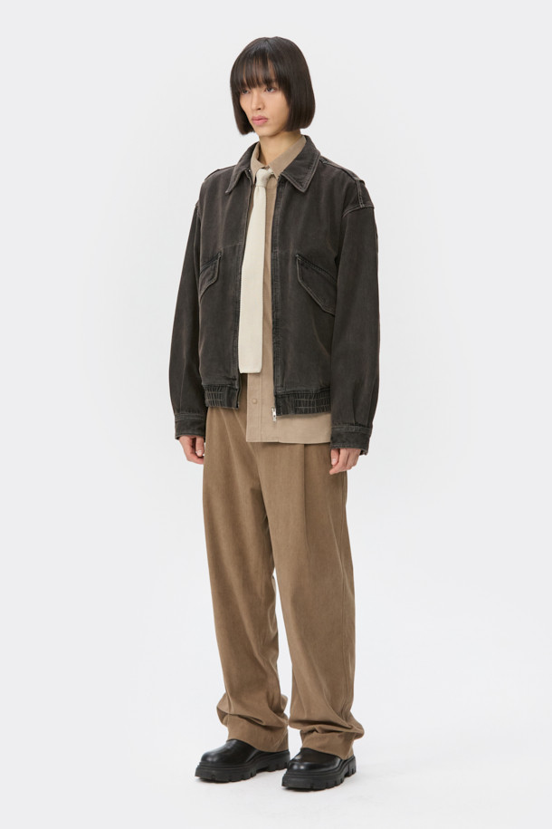 브라운 데님 디트로이트 재킷은 남녀 모두 착용 가능한 캐주얼하고 스트릿한 스타일의 데님 재킷입니다. 봄, 가을에 적합하며, 릴렉스 핏으로 편안한 착용감을 선사합니다. 무지 디자인에 중간 두께감의 데님 소재로 제작되어 튼튼합니다. 이중 히든 포켓과 밑단 이밴드, YKK 2-Way 지퍼 디테일이 특징입니다. 블랙 컬러 옵션도 제공합니다.
