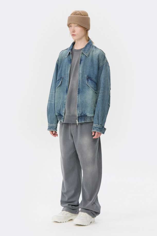 인디고 컬러의 블루 데님 디트로이트 재킷입니다. 봄, 가을에 어울리는 중간 두께감의 면 데님 소재로 제작되었으며, 릴랙스 핏으로 편안한 착용감을 선사합니다. YKK 2-Way 지퍼와 히든 포켓, 밑단 밴딩 디테일이 특징이며, 캐주얼, 스트릿 스타일을 즐겨 입는 남성분들에게 추천합니다. 데이트룩, 봄 소풍룩 등 다양한 TPO에 활용 가능하며, 미니멀한 스타일 연출에도 좋습니다. 긴 소매 기장으로 어떤 룩에도 잘 어울립니다.
