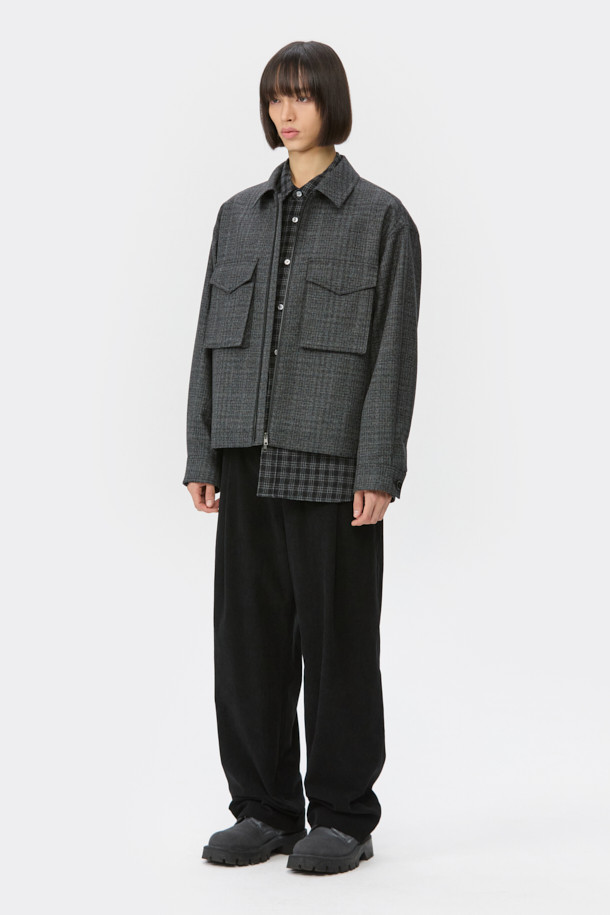 블랙 울 트위드 지퍼 재킷은 가을과 겨울, 당신의 스타일을 완성할 남성용 아우터입니다. 클래식하고 미니멀한 무드를 자아내며, 출근룩, 비즈니스 캐주얼, 모임룩 등 다양한 TPO에 활용하기 좋습니다. 릴랙스핏으로 편안함을 선사하며, YKK 2-Way 지퍼와 가슴 2포켓 디자인으로 실용성을 더했습니다. 두꺼운 울 소재의 트위드 패턴은 고급스러운 질감을, 긴 소매는 따뜻함을 책임집니다. 시크한 스타일을 연출하고 싶은 당신에게 완벽한 선택이 될 것입니다.
