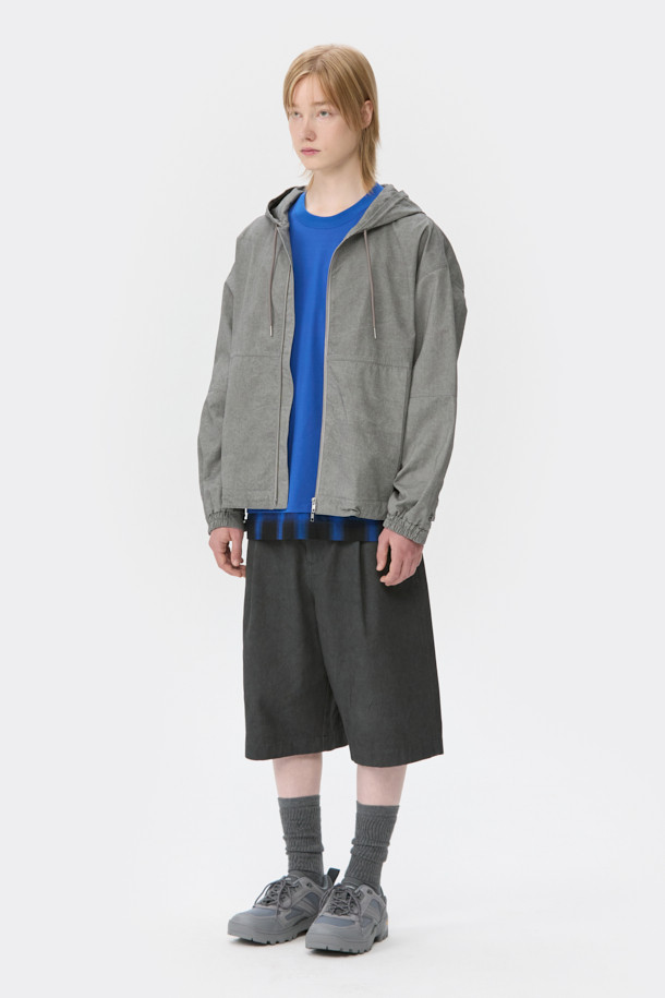 라이트 그레이 면 후드 집업 재킷은 캐주얼하고 미니멀한 스타일을 추구하는 남성분들을 위한 제품입니다. 봄, 가을에 적합하며, 부드러운 촉감의 면 소재로 제작되어 편안한 착용감을 선사합니다. 릴랙스 핏과 레귤러 기장으로 제작되어 편안한 착용감을 제공하며, YKK 2-Way 지퍼와 빈티지 다잉 가공으로 디테일을 더했습니다. 출근룩과 여행룩 등 다양한 TPO에 활용 가능하며, 무지 디자인으로 어떤 스타일에도 쉽게 매치할 수 있습니다.
