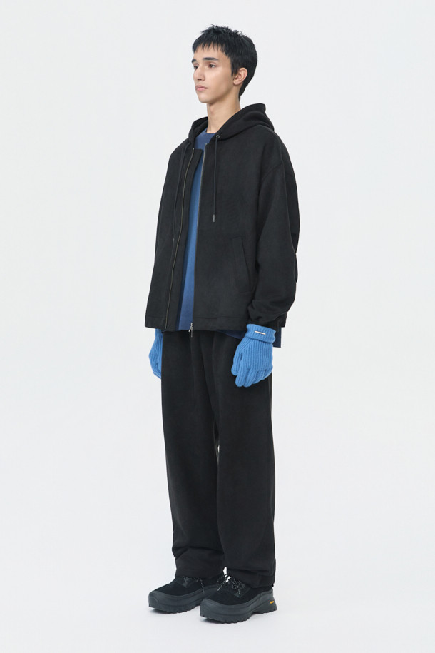 블랙 폴리 스웨이드 후드 집업 재킷은 가을, 겨울철에 캐주얼하고 스포티한 스타일을 연출하기 좋은 남성용 아우터입니다. 부드러운 촉감의 폴리에스테르 스웨이드 소재로 제작되어 편안한 착용감을 선사하며, 두꺼운 두께감으로 보온성을 높였습니다. 릴랙스 핏에 레귤러 기장으로 제작되어 활동성을 보장하며, YKK 2-Way 지퍼, 후드, 스트링 디테일로 실용성을 더했습니다. 일상, 캠핑룩, 산책룩 등 다양한 TPO에 활용할 수 있으며, 미니멀한 디자인으로 어떤 스타일에도 잘 어울립니다. 블랙 컬러의 무지 디자인으로 심플하면서도 세련된 분위기를 연출합니다.
