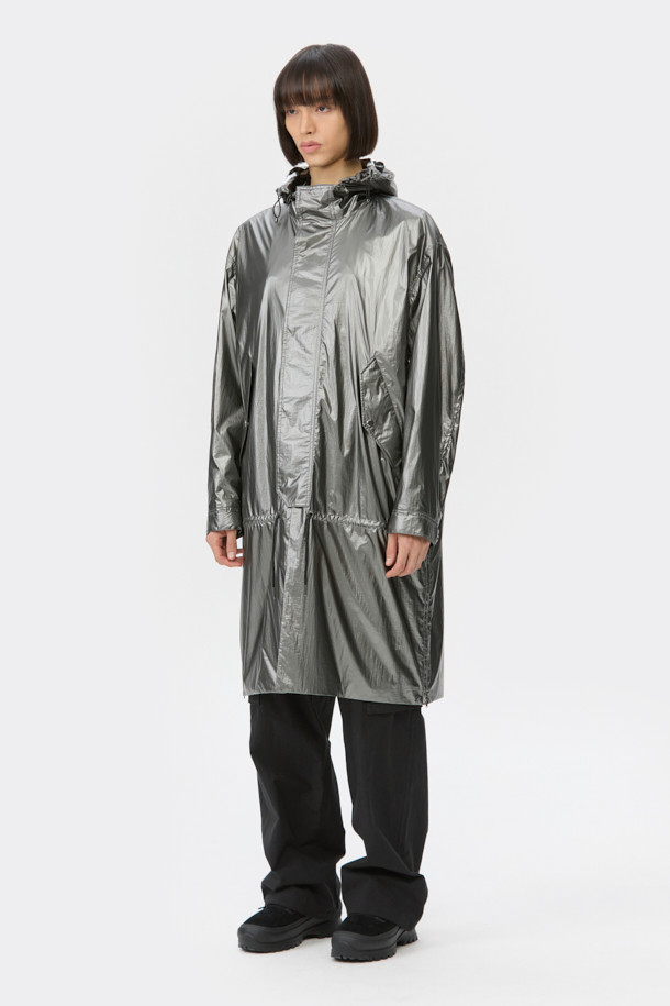 실버 4way 후드 재킷은 남성용 점퍼로, 봄, 가을 간절기에 활용하기 좋은 아이템입니다. 캐주얼, 스포티, 미니멀 스타일을 모두 소화할 수 있으며, 여행룩, 산책룩에 적합합니다. 가볍고 얇은 나일론 소재로 제작되어 편안한 착용감을 제공하며, 오버핏으로 트렌디한 스타일을 연출합니다. 탈부착 후드, 허리 스트링, 4way 변형, 밑단 폴딩 기능으로 다양한 스타일을 연출할 수 있으며, 사이즈 조절 기능이 있어 실용적입니다.
