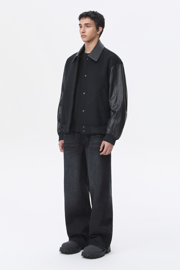 블랙 바시티 재킷은 가을과 겨울, 쌀쌀한 날씨에 따뜻하게 착용하기 좋은 남성용 아우터입니다. 스포티하면서도 캐주얼한 무드를 연출하며, 오버핏으로 편안한 착용감을 선사합니다. 울, 나일론, 레더 소재를 사용하여 부드러운 촉감과 두꺼운 두께감을 자랑합니다. 일상, 출근룩, 모임룩 등 다양한 TPO에 활용 가능하며, 무지 디자인으로 미니멀한 스타일을 완성합니다. 카라 탈부착, 패딩 충전재, 밑단/소매 시보리, 기모 소재 등 다양한 디테일이 돋보입니다.
