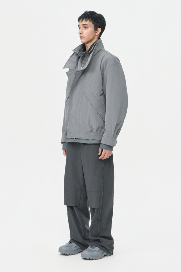 그레이 컬러의 남성용 레이싱 재킷입니다. 릴랙스 핏으로 제작되었으며, 두꺼운 두께감으로 봄, 가을에 착용하기 좋습니다. 무지 디자인에 YKK 2-Way 지퍼와 이중 여밈, 패딩 디테일이 돋보입니다. 출근룩과 모임룩에 캐주얼, 스포티, 미니멀한 스타일로 연출하기 좋습니다. 폴리에스테르, 나일론, 면 혼방 소재의 긴 소매 스포츠 재킷입니다.
