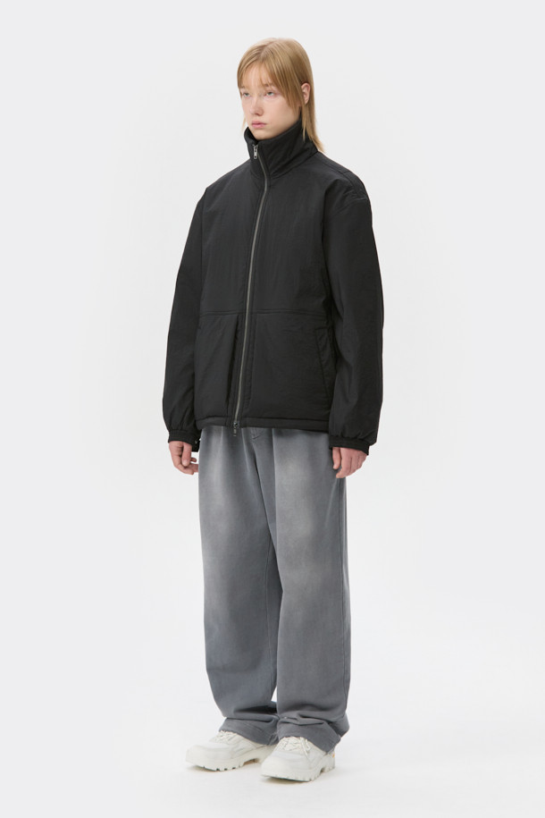 블랙 하이넥 패디드 블루종은 남성용 점퍼로, 가을과 겨울에 따뜻하게 착용할 수 있는 두꺼운 두께감의 패딩 코트입니다. 스포티하면서도 캐주얼한 스타일을 연출하며, 일상 및 출근, 여행 시에도 활용하기 좋습니다. 나일론과 폴리우레탄 혼방 소재로 제작되어 넉넉한 오버핏을 자랑하며, YKK 2-Way 지퍼, 넥 이면 니트 시보리, 소매/밑단 밴딩 마감으로 편안한 착용감을 선사합니다. 보온 기능을 갖춰 추운 날씨에도 따뜻함을 유지하며, 무지 디자인으로 미니멀한 스타일을 완성합니다.
