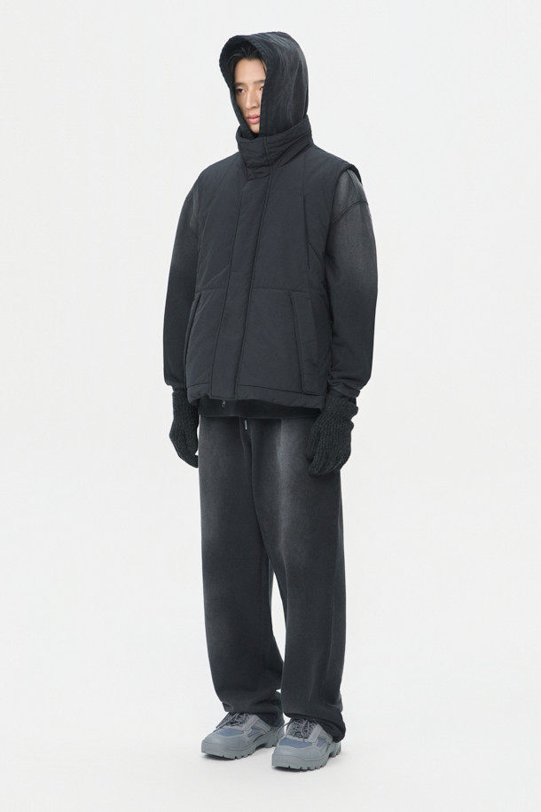 블랙 인시전 패디드 베스트는 가을과 겨울 시즌, 일상 및 출근룩, 여행룩에 모두 잘 어울리는 미니멀한 스타일의 패딩 베스트입니다. 하이넥 디자인과 YKK 2-Way 지퍼, 몸판 절개 디테일이 특징이며, 릴렉스 핏으로 편안한 착용감을 선사합니다.  나일론 소재로 제작되어 두꺼운 두께감과 은은한 광택감을 자랑하며, 무지 스타일로 어떤 룩에도 쉽게 매치할 수 있습니다. 스트링과 스토퍼 디테일이 더해져 더욱 세련된 느낌을 줍니다. 민소매 디자인으로 다양한 레이어드 연출이 가능합니다.
