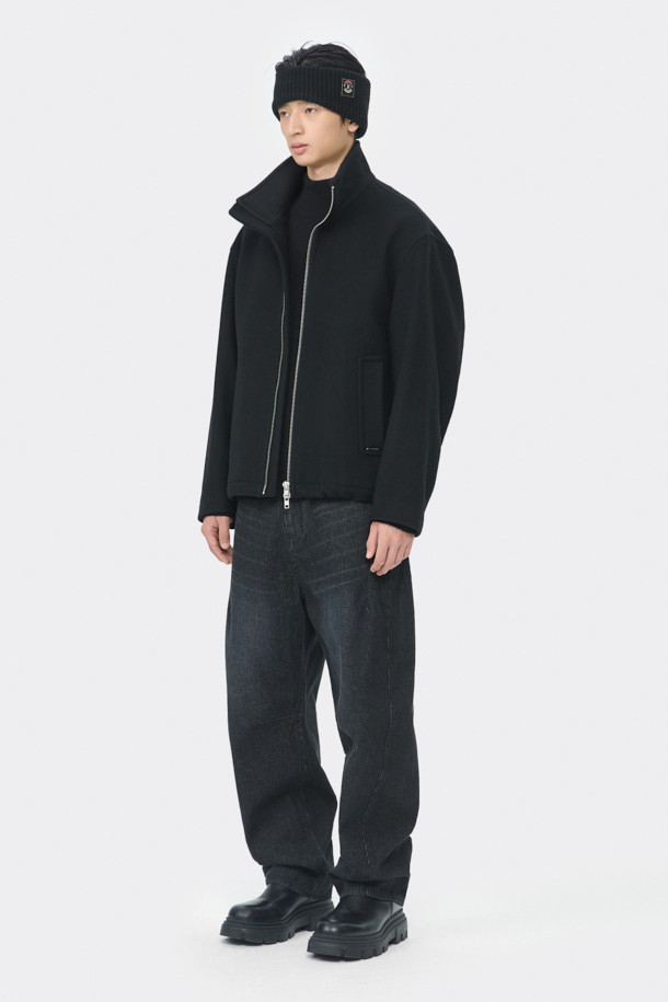 블랙 울 하이넥 재킷은 미니멀하고 베이직한 스타일을 추구하는 남성 고객을 위한 아우터입니다. 가을과 겨울, 출근룩에 적합하며, 오버핏으로 편안한 착용감을 선사합니다. 울과 나일론 혼방의 두꺼운 소재로 제작되어 보온성을 높였으며, 하이넥 디자인과 긴소매가 특징입니다. YKK 2-Way 지퍼, 밑단 스트링, 넥 이면 시보리 디테일로 기능성을 더했습니다.
