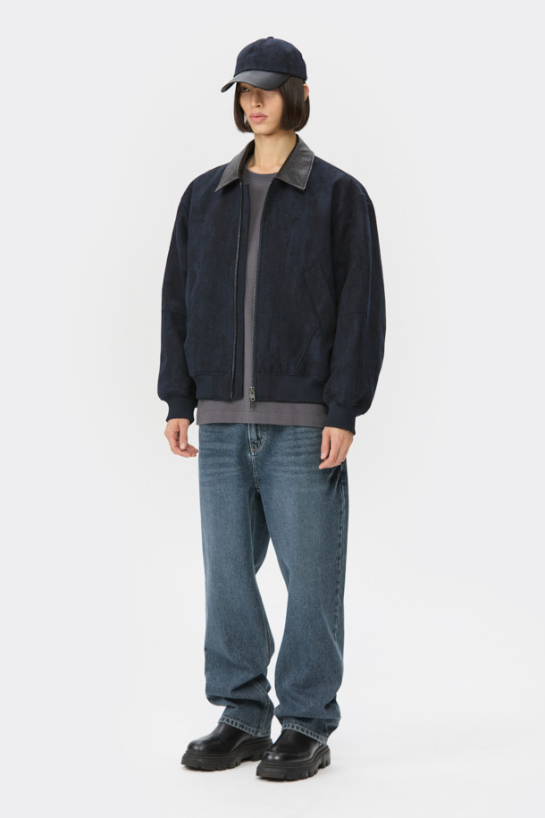 네이비 울 자카드 재킷은 가을과 겨울, 두 계절에 걸쳐 활용하기 좋은 남성용 점퍼입니다. 베이직하면서도 캐주얼한 스타일로, 출근룩과 데이트룩 등 다양한 TPO에 적합합니다. 고급스러운 울, 면, 폴리에스테르, 나일론 혼방 소재로 제작되어 두꺼운 두께감과 넉넉한 오버핏으로 편안한 착용감을 선사합니다. 자카드 패턴이 은은하게 돋보이며, 시보리 디테일과 YKK 2-Way 지퍼를 사용하여 실용성까지 더했습니다. 캐주얼, 클래식, 미니멀 스타일을 즐기는 남성분들께 추천합니다.
