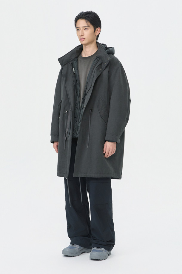 다크 그레이 컬러의 Grey Hood Liner Field Coat (그레이 후드 라이너 필드 코트)입니다. 코튼, 폴리에스테르, 나일론 혼방의 겉감과 두꺼운 두께감으로 겨울철 보온성을 높였습니다. 탈부착 가능한 다운 라이너가 포함되어 있어, 더욱 따뜻하게 착용할 수 있습니다. 허리 스트링과 YKK 2-Way 지퍼, 후드 디자인으로 캐주얼하고 미니멀한 스타일을 연출합니다. 출근룩은 물론, 일상에서도 베이직하게 활용하기 좋은 오버핏 점퍼입니다.

