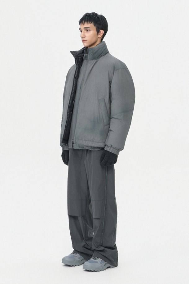 리버시블 다운 재킷은 겨울철 일상과 여행룩에 모두 활용하기 좋은 남성용 아우터입니다. 블랙 컬러의 무지 디자인으로, 캐주얼, 미니멀, 클래식 스타일을 즐겨 입는 분들께 추천합니다. 구스다운 80:20 충전재를 사용하여 보온성을 높였으며, YKK 2-Way 지퍼와 빈티지 워싱 디테일로 고급스러움을 더했습니다. 두꺼운 두께감의 오버핏으로 편안한 착용감을 선사하며, 필요에 따라 양면을 활용할 수 있어 실용적입니다. 긴 소매 기장의 레귤러 기장으로, 어떤 스타일에도 자연스럽게 매치됩니다.
