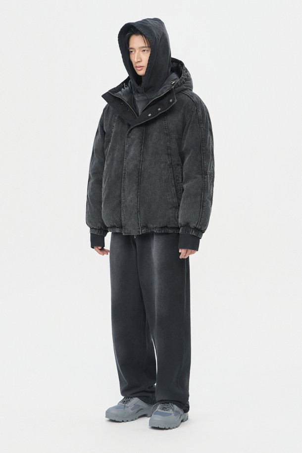 그레이 데님 다잉 후드 다운 재킷은 남성용 겨울 아우터입니다. 캐주얼 및 빈티지 스타일을 결합하여 독특한 분위기를 연출하며, 오버핏의 넉넉한 핏으로 편안함을 더했습니다. 무지 패턴의 데님 소재에 구스다운 80:20 충전재를 사용하여 보온성을 높였으며, 빈티지한 촉감이 특징입니다. YKK 2-Way 지퍼와 파이핑 라인 디테일로 디자인의 완성도를 높였으며, 두꺼운 두께감으로 추운 날씨에도 따뜻하게 착용할 수 있습니다.
