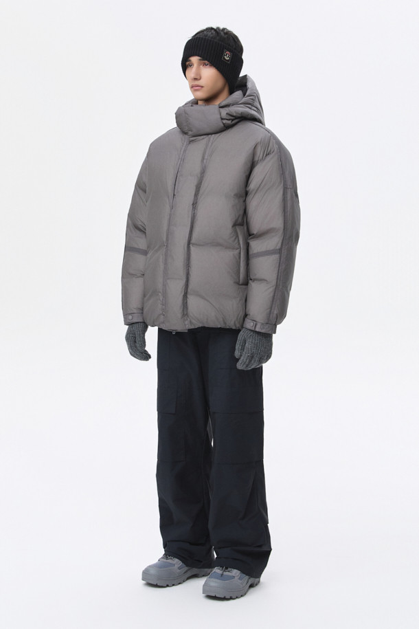 그레이 미들 후드 다운 재킷은 남성용 아우터로, 겨울철 캐주얼 스타일을 연출하기에 적합합니다. 무지 디자인에 오버핏으로 제작되어 편안한 착용감을 선사하며, 출근룩 및 캠핑룩 등 다양한 TPO에 활용할 수 있습니다. 80:20 구스다운 충전재와 두꺼운 두께감으로 뛰어난 보온성을 자랑하며, 벨크로 탈부착 후드, YKK 2-Way 지퍼, 초경량 소재 등 실용적인 기능성을 갖추었습니다. 시티보이, 미니멀 스타일을 선호하는 남성에게 추천하는 필수 아이템입니다.
