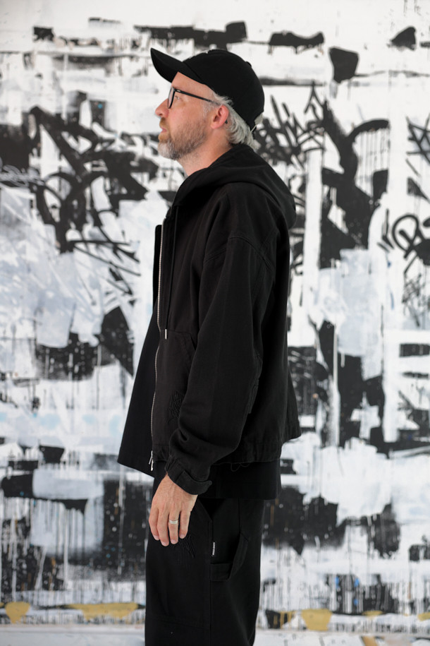 **[BISCO SMITH] 블랙 코튼 후드 집업 재킷**

[BISCO SMITH] 블랙 코튼 후드 집업 재킷은 봄, 가을 간절기에 적합한 아우터입니다. 캐주얼, 스트릿 스타일을 넘나드는 디자인으로, 릴랙스 핏의 크롭 기장이 특징입니다. 면 소재로 제작되어 두꺼운 두께감을 자랑하며, YKK 2-Way 지퍼, 후드 및 밑단 스트링, 전면 포켓 등 실용적인 디테일이 돋보입니다. 'AsAbove' 작품 자수 디테일이 돋보이는 이 재킷은 동네 마실룩, 캠핑룩 등 다양한 TPO에 활용하기 좋습니다.
