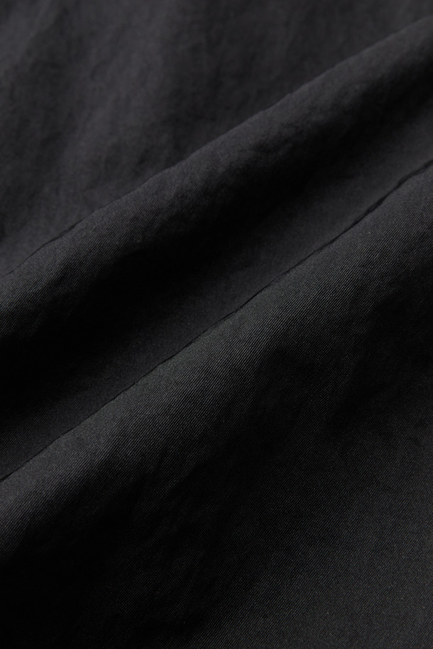 [HED MAYNER] 블랙 오버사이즈 핏 패딩 파카는 겨울철 일상과 출근룩에 모두 잘 어울리는 남성용 점퍼입니다. 부드러운 나일론 소재와 두꺼운 두께감으로 보온성을 높였으며, 오버핏 디자인과 라운드 숄더, 소매 스트랩 디테일이 특징입니다. 퀼팅 안감과 내외부 포켓 구성으로 실용성을 더했으며, 지퍼 여밈 방식으로 간편하게 착용할 수 있습니다. 미니멀하고 시크한 스타일을 연출하기에 좋으며, 다양한 룩에 활용하기 용이합니다.
