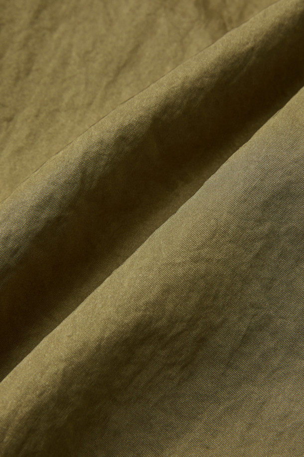 [HED MAYNER] 골드 오버사이즈 핏 패딩 파카는 겨울철 일상과 출근룩에 모두 잘 어울리는 남성용 아우터입니다. 모던한 무드의 무지 디자인에 오버핏으로 제작되어 편안하면서도 세련된 스타일을 연출합니다. 두꺼운 두께감의 나일론 소재와 퀼팅 안감으로 보온성을 높였으며, 구조적인 패턴과 소매 스트랩 디테일이 특징입니다. 집업 스타일로 간편하게 착용 가능하며, 내부 및 외부 포켓과 포켓 하단 포인트 라벨이 실용성을 더합니다. 미니멀, 클래식, 시크한 스타일을 즐기는 분들께 추천하는 패딩입니다.
