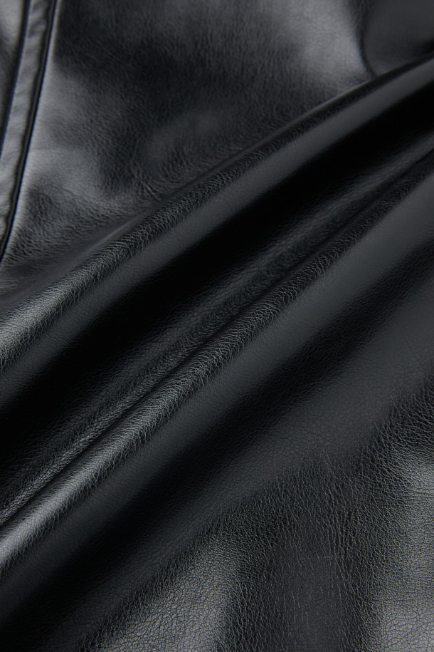 HED MAYNER (헤드 메이너)의 블랙 페이크 레더 패디드 파카는 겨울철 일상에서 모던하고 미니멀한 스타일을 연출하기에 완벽한 아우터입니다. 부드러운 합성 가죽 소재에 넉넉한 오버핏 실루엣으로 편안한 착용감을 선사하며, 퀼팅 안감과 두꺼운 두께로 뛰어난 보온성을 제공합니다. 라운드 숄더, 소매 스트랩, 내/외부 포켓, YKK 2-Way 지퍼, 은은한 광택감 등의 디테일이 돋보이며, 긴 소매 기장으로 세련된 분위기를 더합니다. 시크하고 캐주얼한 스타일을 즐기는 남성분들께 추천하는 아이템입니다.
