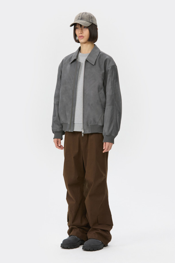 세련된 그레이 컬러의 소가죽 버시티 재킷입니다. 남녀 모두 착용 가능하며, 가을과 겨울에 따뜻하게 입을 수 있습니다. 오버핏 디자인에 YKK 2-Way 지퍼와 시보리 디테일로 스포티하고 캐주얼한 무드를 연출합니다. 부드러운 촉감의 두꺼운 소가죽 소재로 제작되어 편안함과 스타일을 동시에 잡았습니다. 출근룩과 모임룩 모두 소화 가능한, 캐주얼, 스포티, 미니멀 스타일을 즐기는 분들에게 추천합니다.
